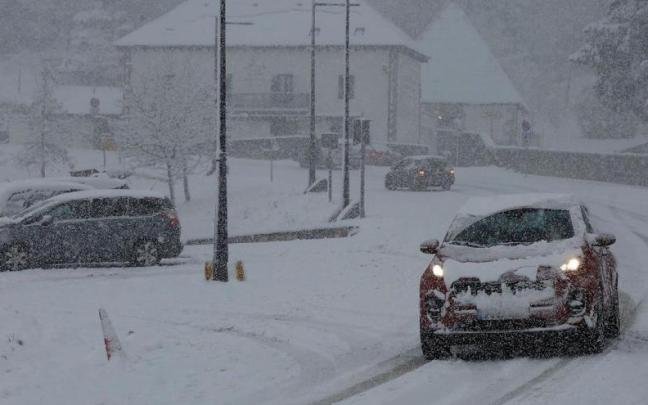 Un coche circula sobre una carretera nevada en Navarra. Foto: Javier Bergasa Un coche circula sobre una carretera nevada en Navarra. Foto: Javier Bergasa