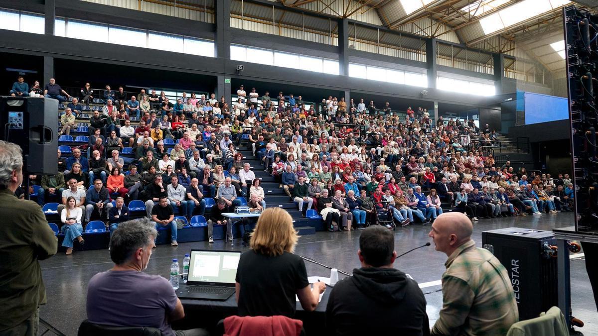 A la última asamblea informativa asistieron cerca de 400 personas