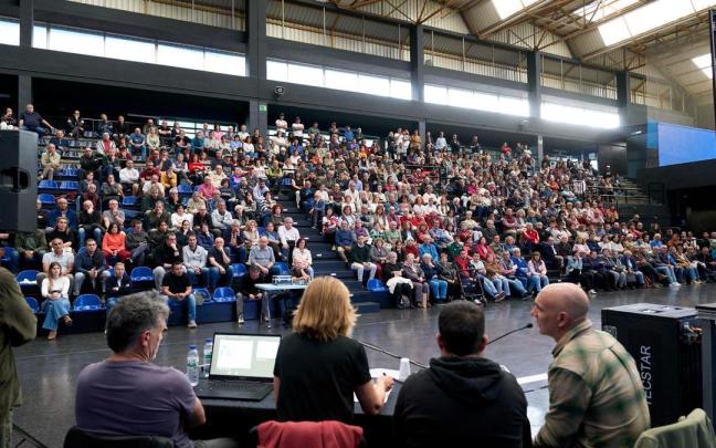 A la última asamblea informativa asistieron cerca de 400 personas