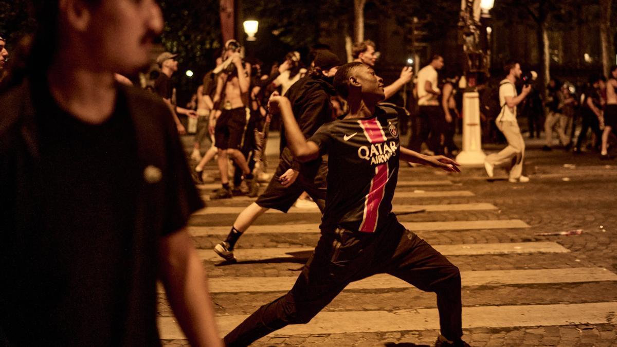 En imágenes: Un muerto, 276 heridos y casi 800 detenidos durante las celebraciones del PSG en Francia
