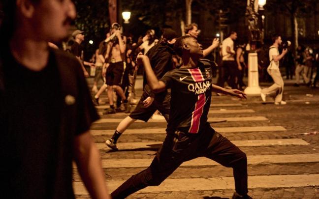 En imágenes: Un muerto, 276 heridos y casi 800 detenidos durante las celebraciones del PSG en Francia