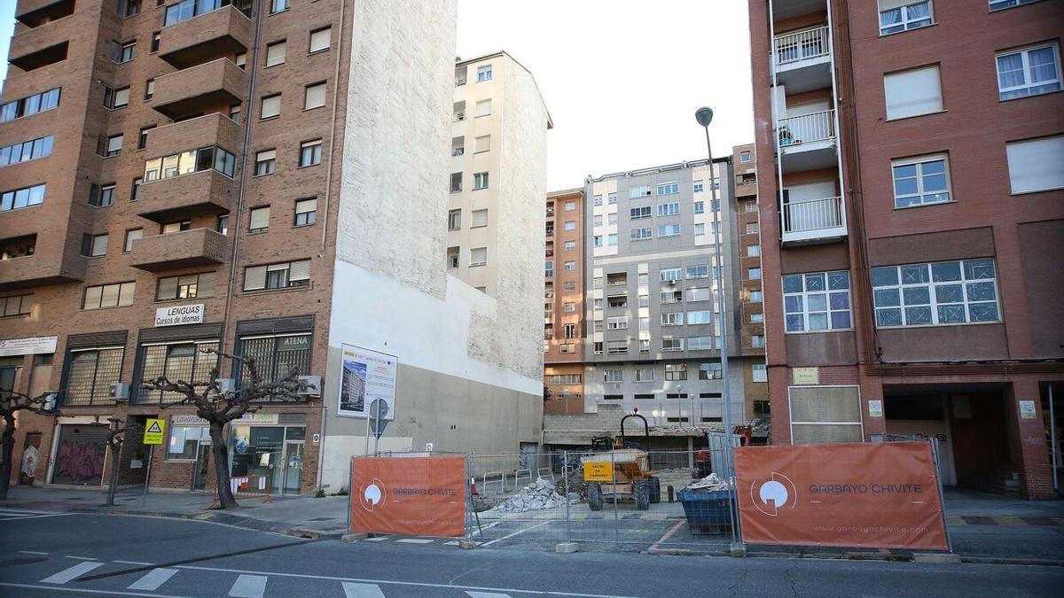 Imagen del inicio de las obras del edificio de 32 apartamentos en la parcela de Azpilagaña.