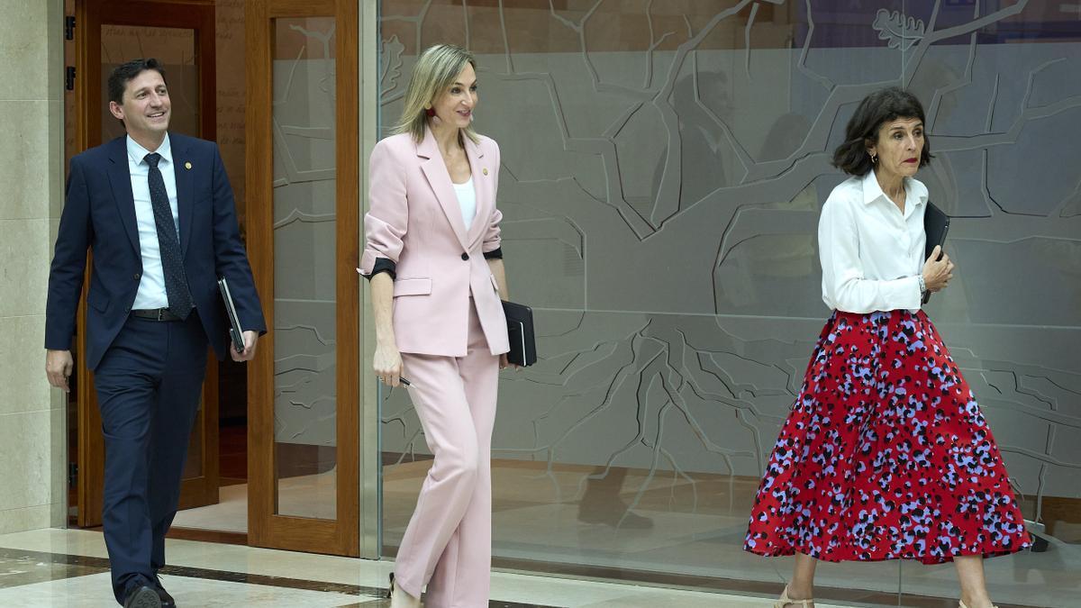 La portavoz del Gobierno Vasco, María Ubarretxena, en el centro de la imagen, ayer en Lehendakaritza.