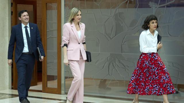 La portavoz del Gobierno Vasco, María Ubarretxena, en el centro de la imagen, ayer en Lehendakaritza.