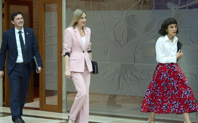 La portavoz del Gobierno Vasco, María Ubarretxena, en el centro de la imagen, ayer en Lehendakaritza.