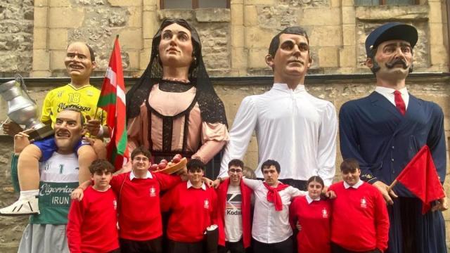 Miembros de Ondare Kultur Elkartea y algunos de sus gigantes