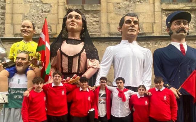 Miembros de Ondare Kultur Elkartea y algunos de sus gigantes