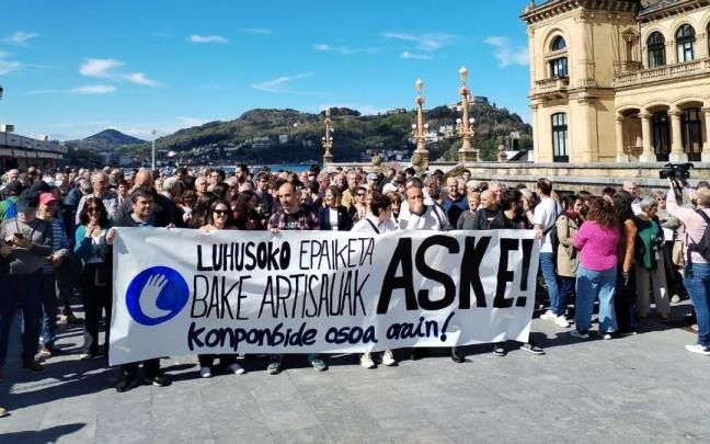 Sindicatos y agentes sociales se manifestaron en apoyo a los Artesanos de la Paz en la CAV y Nafarroa.