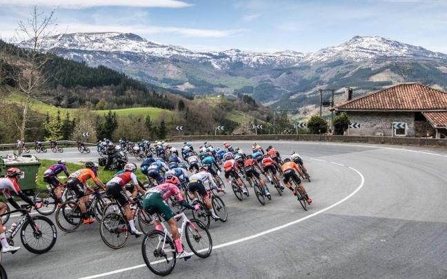 Imagen del pelotón durante la pasada edición de la carrera vasca, que arranca hoy en Gasteiz y finaliza el sábado en Eibar. Imagen del pelotón durante la pasada edición de la carrera vasca, que arranca hoy en Gasteiz y finaliza el sábado en Eibar.