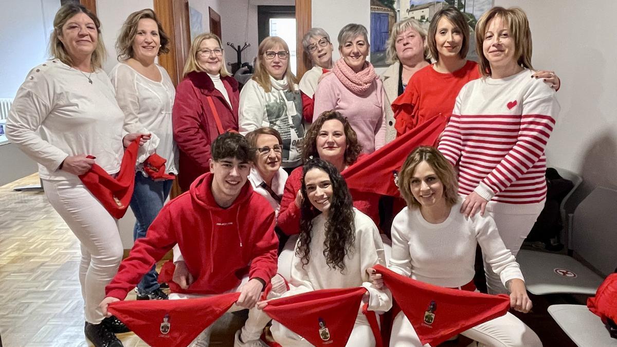 Las trabajadoras de la residencia local, justo antes de prender la mecha del cohete