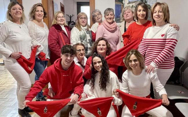 Las trabajadoras de la residencia local, justo antes de prender la mecha del cohete