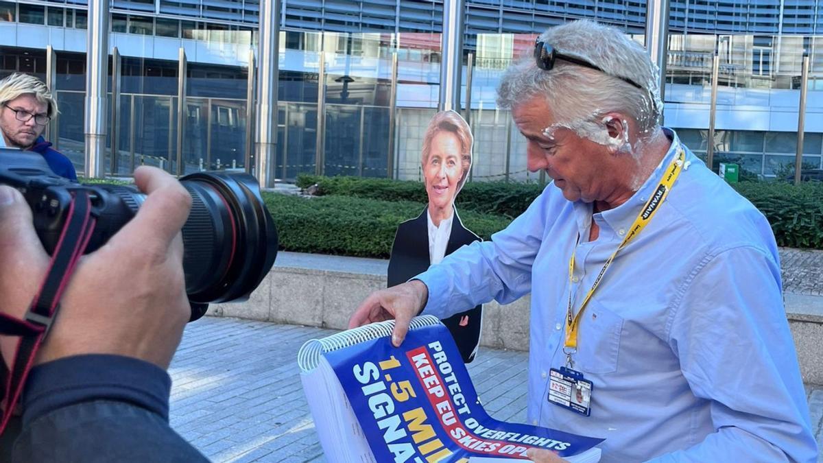 Dos activistas climáticos lanzan una tarta de nata a la cara del director de Ryanair.
