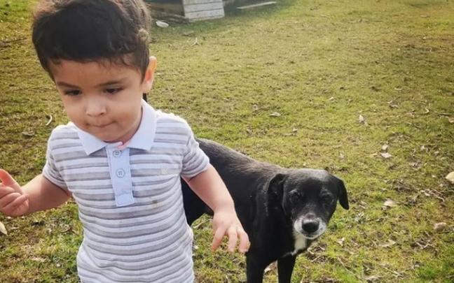 Samuel, con su perro, 'Petro'.