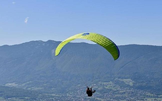 Imagen de archivo de una persona practicando parapente