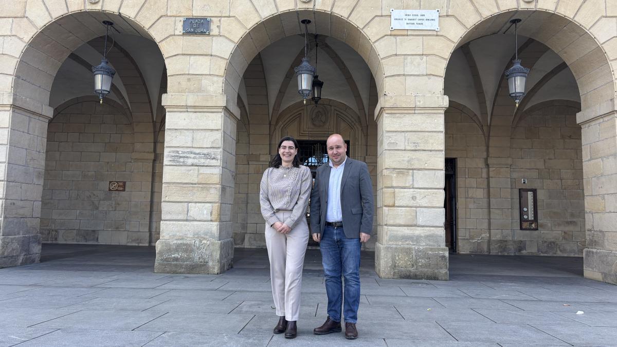 Nuria Alzaga, portavoz de Socialistas de Irun, y Gorka Álvarez, portavoz de Irungo EAJ-PNV.
