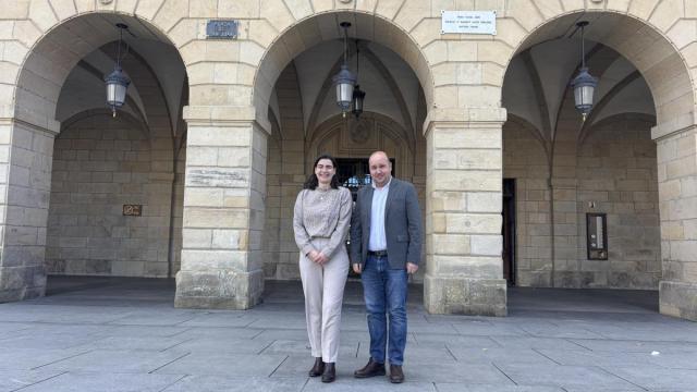 Nuria Alzaga, portavoz de Socialistas de Irun, y Gorka Álvarez, portavoz de Irungo EAJ-PNV.