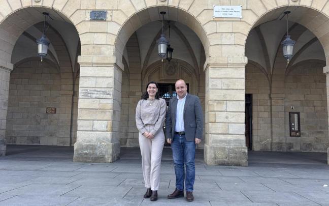 Nuria Alzaga, portavoz de Socialistas de Irun, y Gorka Álvarez, portavoz de Irungo EAJ-PNV.
