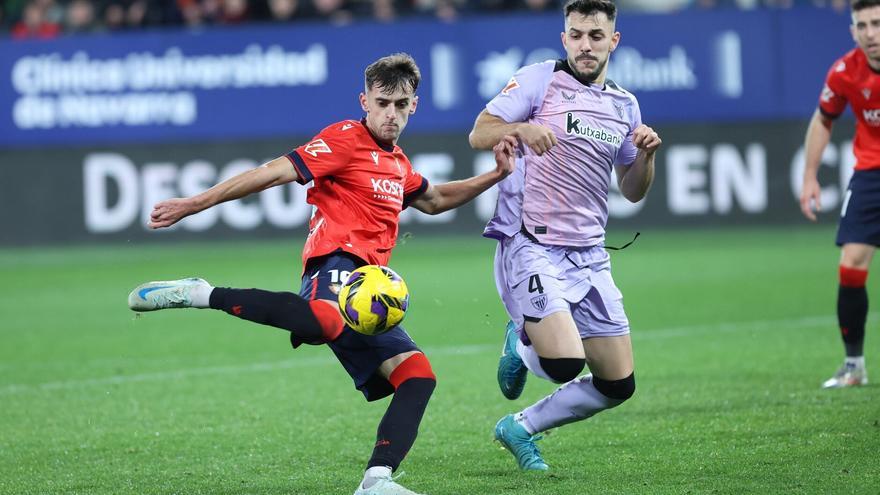 Aimar Oroz y Aitor Paredes en un lance del Osasuna-Athletic liguero jugado el ,es pasado en El Sadar. / PATXI CASCANTE / OSKAR MONTERO