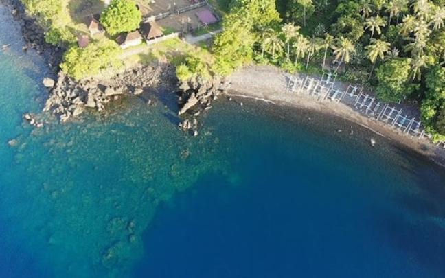 Playa de Tulamben, en la turística isla de Bali. Playa de Tulamben, en la turística isla de Bali.
