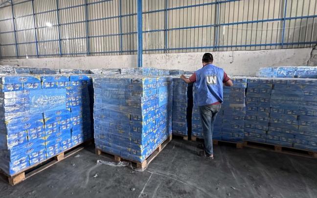 Un trabajador de la Agencia de la ONU para los Refugiados Palestinos (UNRWA).