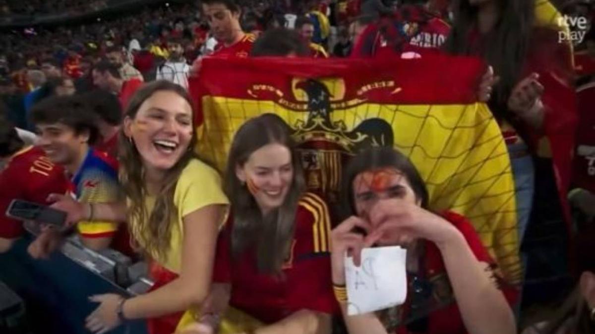 Un hincha muestra una bandera franquista durante la final de la UEFA Nations League