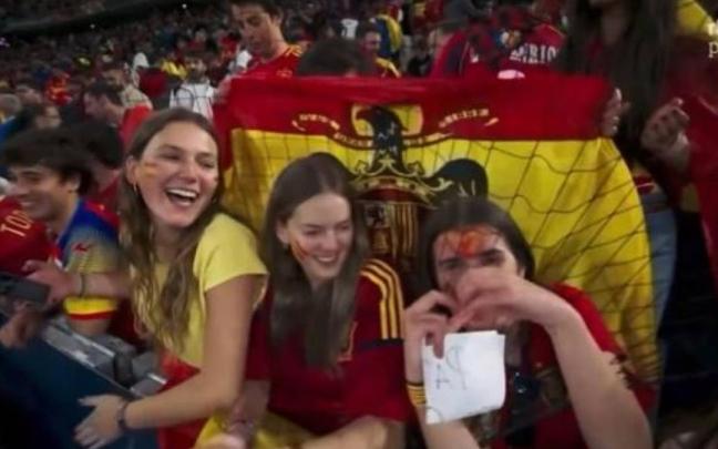 Un hincha muestra una bandera franquista durante la final de la UEFA Nations League / RTVE Un hincha muestra una bandera franquista durante la final de la UEFA Nations League