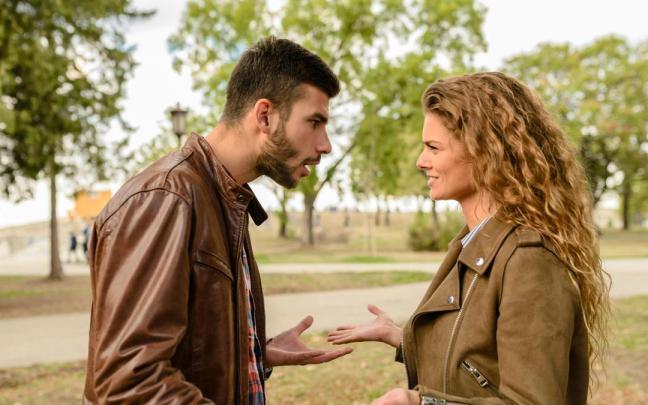 Imagen de dos personas enfadadas en plena discusión