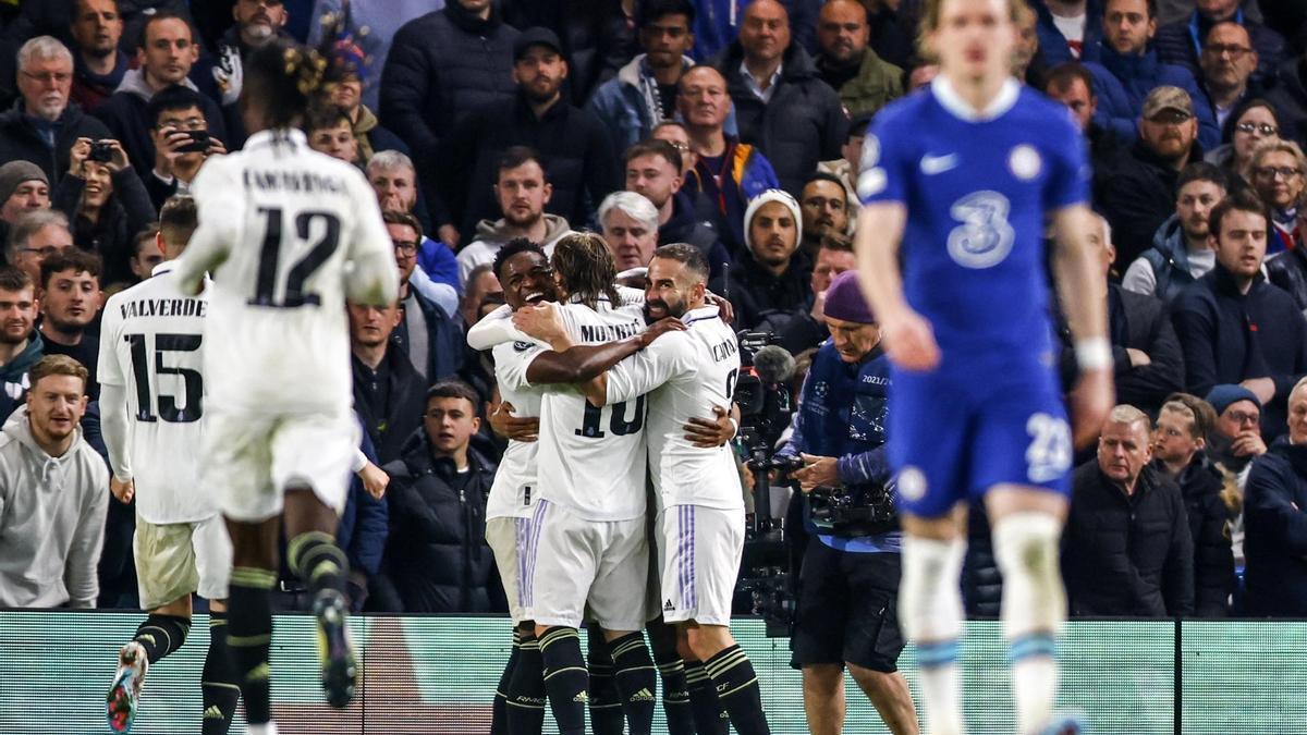 Los jugadores del Real Madrid celebran el primero de sus goles