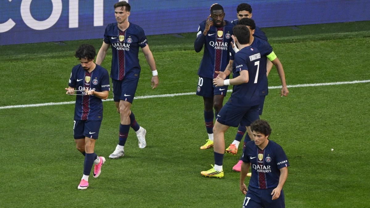 Los jugadores del PSG celebran el gol de Dembélé.