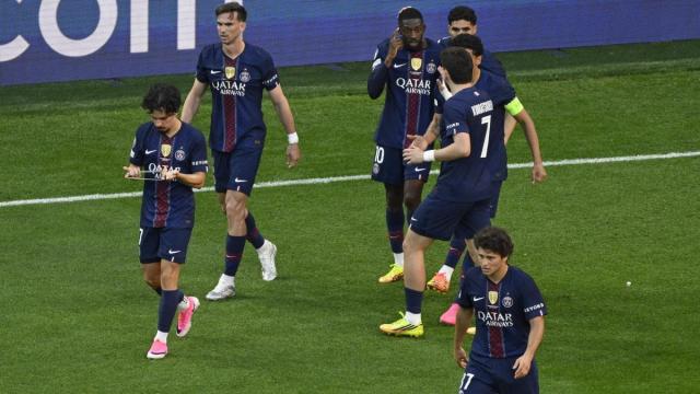 Los jugadores del PSG celebran el gol de Dembélé.