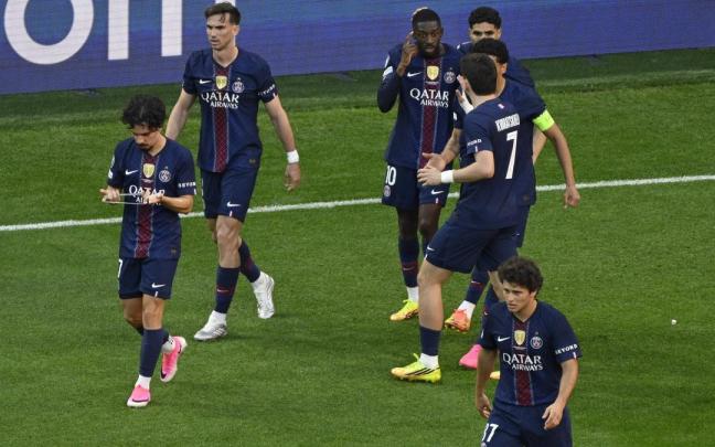 Los jugadores del PSG celebran el gol de Dembélé.