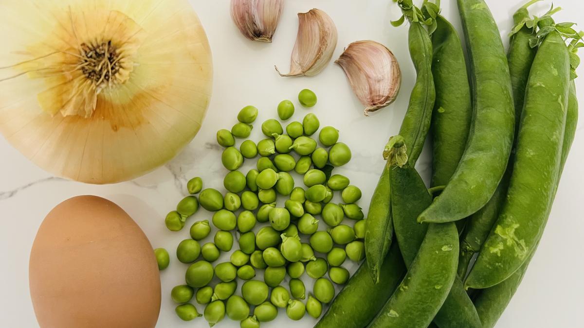 Los ingredientes, con los guisantes frescos como grandes protagonistas.