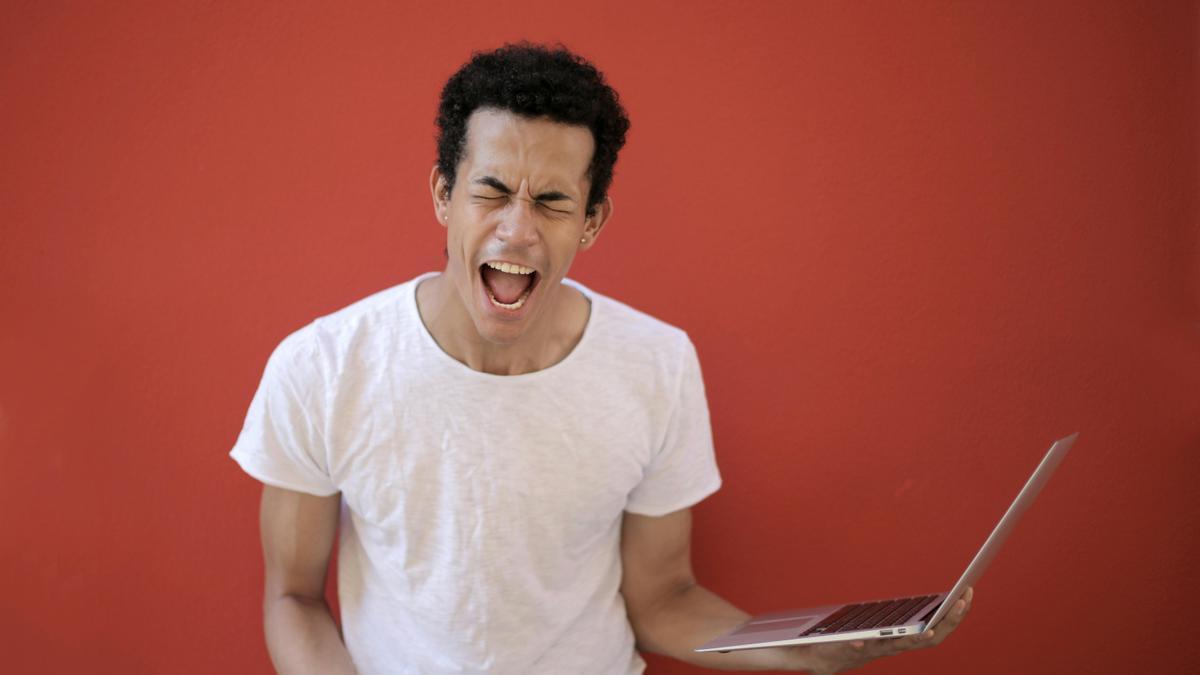 Forzar la voz es uno de los motivos principales de la afonía.