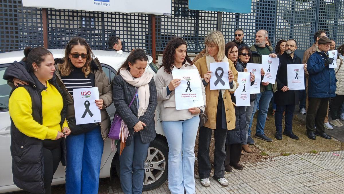 Trabajadores expertos en educación de menores marginados de Badajoz se concentran para expresar sus condolencias.