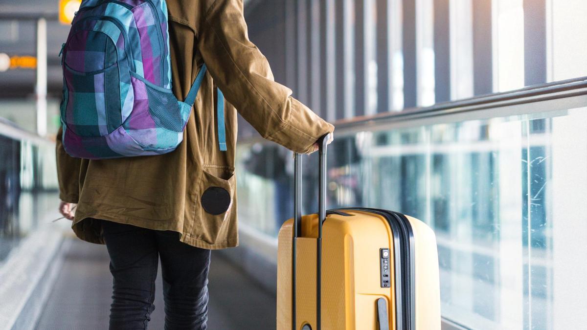 Una persona se dispone a iniciar un viaje.