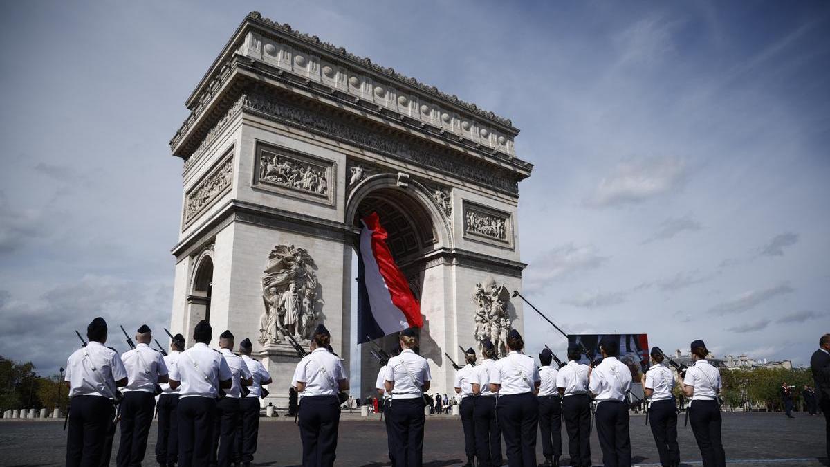 Militares del Ejército francés marchan ante el Arco de Triunfo de París con motivo de la visita de Carlos III.