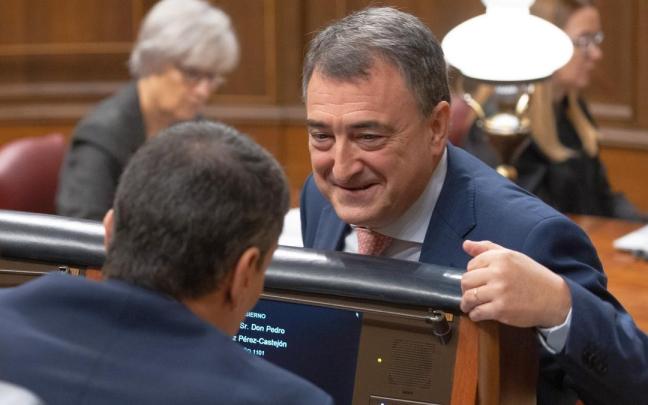 El portavoz del PNV en el Congreso, Aitor Esteban, con el presidente del Gobierno español, Pedro Sánchez