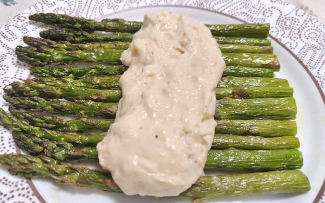 Espárragos trigueros con salsa mornay.
