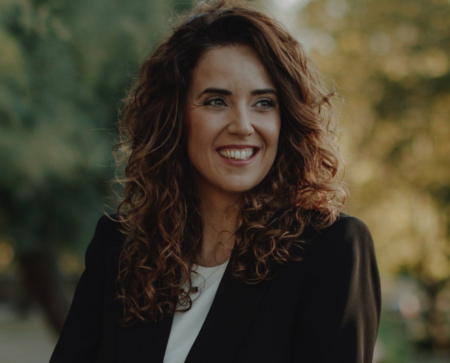 Tras 'El pacto de las colonias', Laura Azcona regresa con 'El pacto invisible'.