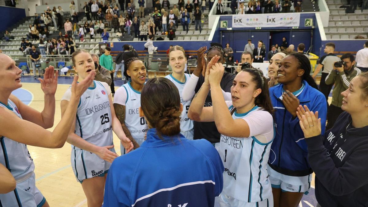 Las jugadoras del IDK celebran el pase a los octavos de final de la Eurocup Women. / IKER AZURMENDI