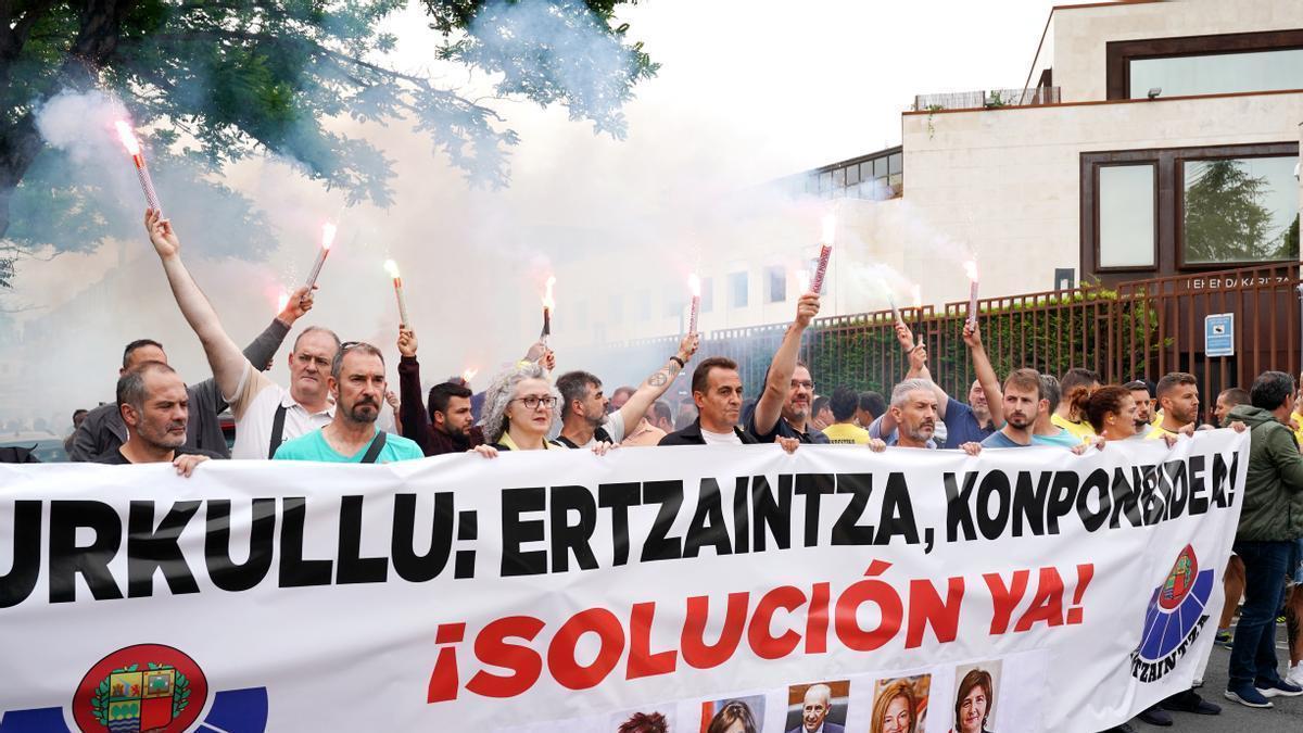 Los agentes han portada bengalas durante la movilización .