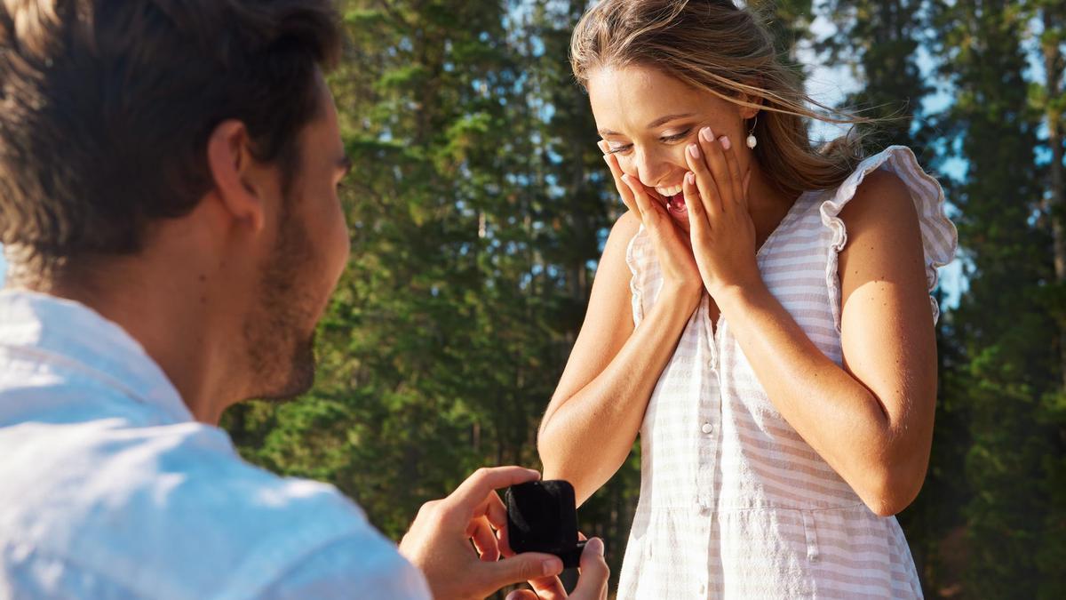 Un hombre le pide matrimonio a su pareja.