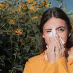 Estornudos, secreción nasal acuosa, picor de nariz y lagrimeo son los síntomas más comunes.