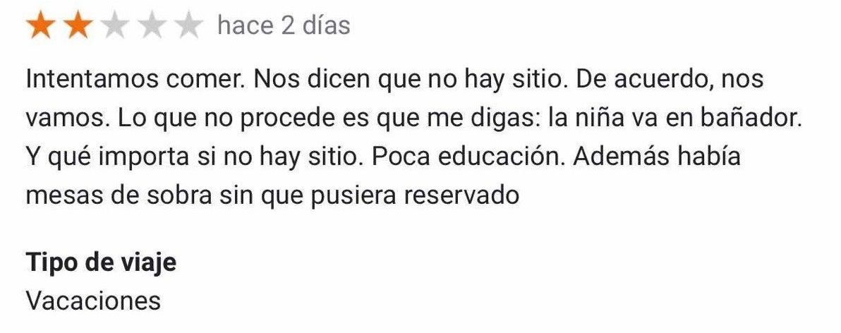 La familia trataba de conseguir su mesa, pero según su versión, no lo consiguieron porque “la niña va en bañador” y no estaba admitido en el código de vestimenta.