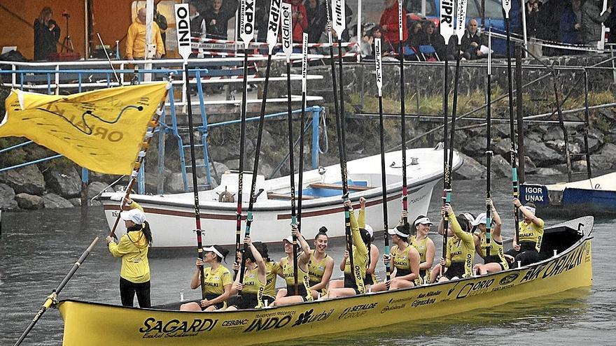 La tripulación femenina de Orio revalidó su triunfo en el Descenso del Oria. | FOTOS: JAVI COLMENERO