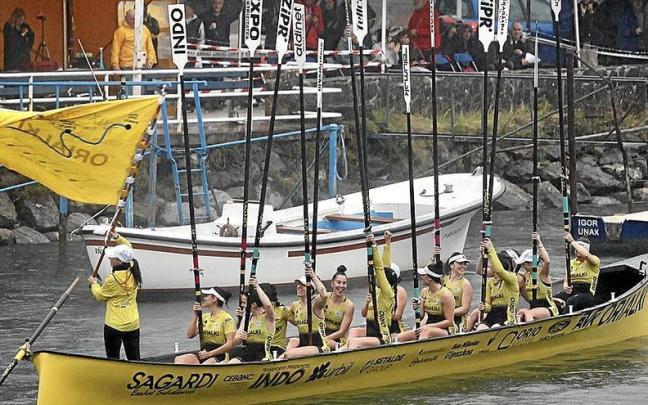 La tripulación femenina de Orio revalidó su triunfo en el Descenso del Oria. | FOTOS: JAVI COLMENERO