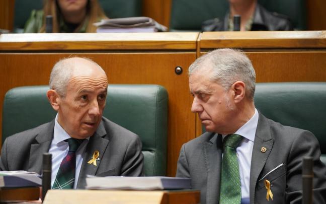 El lehendakari, Iñigo Urkullu, y el vicelehendakari primero y consejero de Seguridad, Josu Erkoreka, en el Parlamento Vasco.