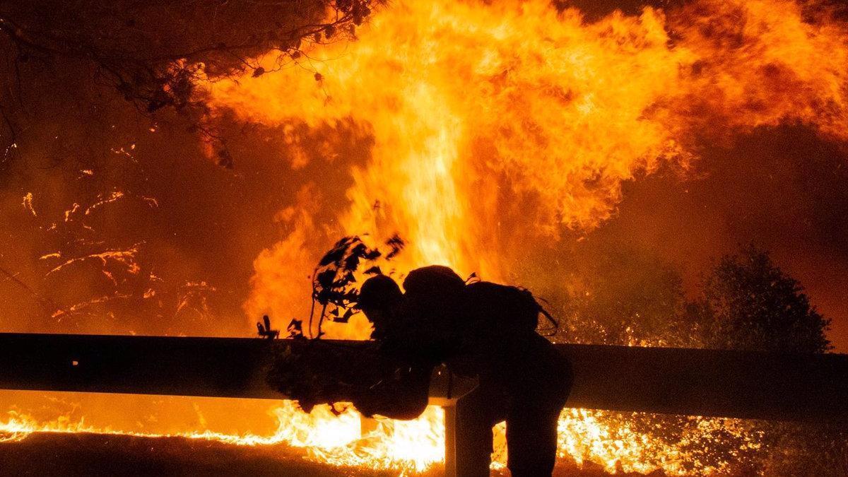 Bomberos trabajando en la extinción de incendios en Grecia, en una imagen de archivo
