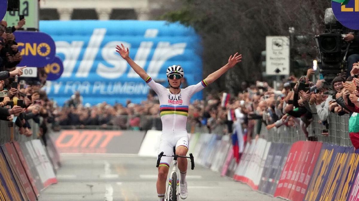 Tadej Pogacar, de arcoíris, festeja su cuarto Il Lombardia.