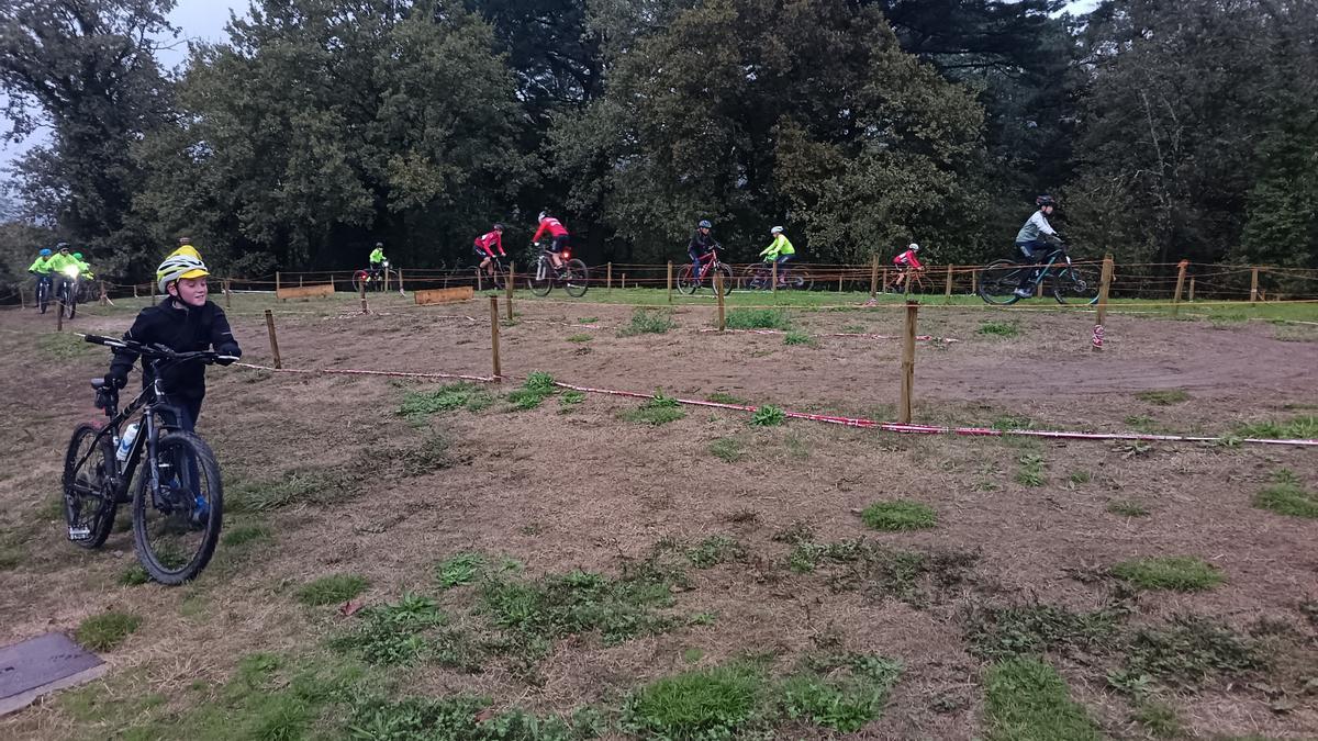 Entrenamiento de las y los escolares este lunes.